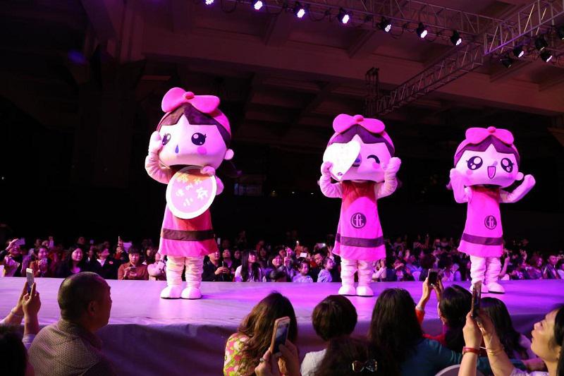 “小芬”熱場，跟觀眾互動